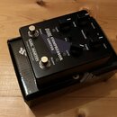 Kytarový efekt v černém kovovém šasi s bílými nápisy. Na horní straně je uveden název DUAL COMPRESSOR LIMITER a značka CARL MARTIN Designed in Denmar…