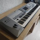 Šedý digitální klavír s klasickou klaviaturou. Na levé straně je nápis 9000 Pro a logo Yamaha. Horní panel obsahuje displej, množství tlačítek a ovlá…
