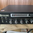 Černý basový zesilovač s chromovanou rukojetí a ovládacími knoflíky. Na předním panelu jsou nápisy MESA ENGINEERING a PULSE SIMUL STATE™ BASS AMPLIFI…