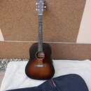 Akustická kytara s tělem v provedení sunburst (přechod od tmavě hnědé k žluté) a tmavým hnedým hřidlem. Na hlavě je bílý nápis SIGMA GUITARS. Kytara…