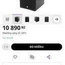 Snímek zobrazuje černý hranatý aktivní subwoofer. Na přední straně je mřížka a v dolní části malé bílé logo s nápisem the box. V horní části stránky…