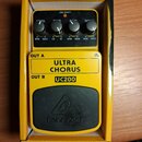 Žlutý kytarový efekt v žlutém papírovém obalu. Na přístroji je nápis ULTRA CHORUS a model UC200, v dolní části je logo behringer. Horní panel obsahuj…