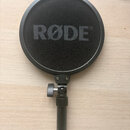 Černý popfilter s kulatým tvarem a kovovým ramenem pro uchycení. Na povrchu filtru je vyražen nápis RØDE®. Povrch je v dobrém stavu bez viditelných p…