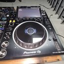 Černý DJský multiplayer Pioneer DJ CDJ-3000 s velkým displejem a ovládacím jogem. Na spodní hraně je bílý nápis Pioneer DJ a vpravo označení MULTI PL…