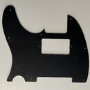 Černý plastový pickguard pro elektrickou kytaru. Povrch je matný a vykazuje drobné škrábance a nečistoty. Na dílu nejsou žádné viditelné značky ani n…