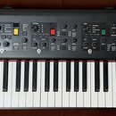 Černý digitální klavír s bílými a černými klávesami. Na levé straně je nápis YAMAHA a vpravo nápis STAGE PIANO CP73. Horní panel obsahuje množství tl…