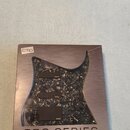 Krabice s produktem značky EMG, která obsahuje předkablovaný pickguard s třemi snímači. Na krabici je nápis PRO SERIES PREWIRED PICKGUARD + PICKUPS a…