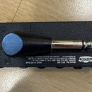 Černý dikdörtníkový předzesilovač nebo efekt s textem Model: No. AP3-MB, MADE IN VIETNAM a logem VOX. Na zařízení leží černý kabel s 6,3mm jack konek…