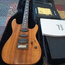 Elektrická kytara s přírodním dřevěným povrchem v černém etuýru. Na hmatníku jsou vidět vložky s logem Framus a na snímačích je nápis Seymour Duncan.…