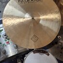 Zlatavý kovový činel s viditelným broušením a hámrnutím povrchu. Na povrchu je černý nápis istanbul Agop Handmade cymbals from Turkey a v dolní části…