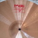 Bronzový činely typu ride s viditelným broušením a klepaním povrchu. Na činely jsou červené nápisy PAiste 2002, TRADE MARK MADE IN SWITZERLAND a RIDE…