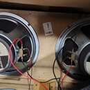 Fotografie zachycuje dva reproduktory značky CELESTION v dřevěné skříni. Na bílých štítcích je nápis LOUDSPEAKER a u levého reproduktoru je čitelné o…