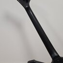 Černá elektrická kytara s matným povrchem. Na zadní straně hlavy jsou viditelné nápisy „MADE IN CHINA“, „CE“ a sériové číslo „S00123111920“. Na předn…