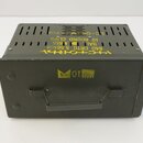 Kovová bedna v olivově zelené barvě s rukojetí. Na horní straně je žlutý nápis BALL CRTG 5.56MM M855 a 10 ROUND CLIPS, který je orientován vzhůru noh…