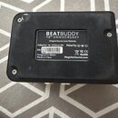 Spodní strana černého elektronického zařízení s nápisem BEATBUDDY 10TH ANNIVERSARY. Na štítku jsou uvedeny údaje Adapter: 9v 500mA, Polarity: center…