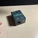 Černý kovový box s nápisem bespeco a označením dbx-10. Na horní straně jsou zelené nápisy input, normal, pad, lift a gnd s doprovodnými šipkami. Na p…