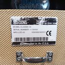 Detail štítku na zadní straně kytarového zesilovače s béžovým potahem. Na štítku jsou nápisy ELECTRONICS CORPORATION, 711 STREET MERIDIAN, MS 39301 U…