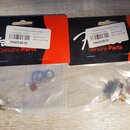 Dvě sady kytarových potenciometrů v originálních baleních. Na kartonku je uveden nápis Fender Genuine Parts a text FENDER Kytarové potenciometry, Dro…