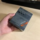 Šedý kovový box s nápisem ACTIVE DI-BOX a oranžovým logem klotz. Na horní straně jsou přepínače s popisky Atten. Off 20dB / On 40dB, Phase 0 / Rev a…