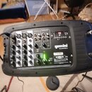 Černý mixážní pult značky gemini, model CS-2000DJU. Zařízení má ovládací prvky v podobě posuvníků, otočných knoflíků a několika vstupních konektorů.…