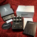 Sada příslušenství a kytarový efekt v černé barvě s nápisem Dream 465 REVERB-AMP. Zařízení má pět ovládacích knoflíků s popisky BASS, MIDDLE, TREBLE…