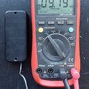 Červený digitální multimetr značky UNI-T, model UT61B. Displej ukazuje hodnotu 09.79 kΩ a nápisy Autorange, 4000 Counts DMM a RS232C(USB). Vedle přís…