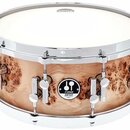 Dřevěný buben s přírodním povrchem a chromovaným obručím. Na korpusu je umístěno kulaté černé logo s bílým nápisem SONOR ARTIST MADE IN GERMANY. Nást…