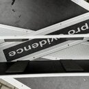 Fotografie zobrazuje otevřený hliníkový transportní kufr s černým vnitřkem. Uvnitř jsou umístěny dvě stříbrné šasi s nápisem pro vidence na černém po…