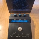Kytarový efekt pedál v černé barvě s nápisem BLUES BREAKER® a logem Marshall. Na horní straně jsou tři ovládací knoflíky s modrým prstencem a popisky…
