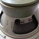 Záběr na zadní stranu reproduktoru s olivově zeleným magnetem a šedým rámem. Na horní štítku je nápis ROLA CELESTION LTD., IPSWICH SUFFOLK a technick…