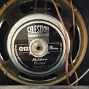 Fotografie zachicuje reproduktor značky CELESTION. Na středovém štítku je uveden model G12, impedance 8ohm a nápis Rockdriver Vintage s doplňkem Made…