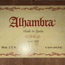 Fotografie detailu štítku v instrumentu s červeným ornamentálním rámem. Uprostřed je červený nápis Alhambra®, pod ním text Made in Spain a Since 1965…
