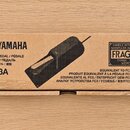 Kartonová krabice s černým potiskem. Je na ní logo a nápis YAMAHA, označení modelu FC3A a text FOOT PEDAL / PÉDALE PEDAL / ПЕДАЛЬ フットペダル / 踏板. V prav…