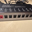 Černý napájecí zdroj s kovovým povrchem a nápisem Harley Benton POWERPLANT ISO-2 PRO ISOLATED OUTPUT POWER SUPPLY. Zařízení má jeden červený vstup PO…
