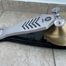 Krytý pedál s dvěma mosaznými činely značky YAMAHA. Na kovovém šlapadle je vyfrézovaný vzor šipek a logo YAMAHA s doprovodným symbolem v kruhu. Celý…