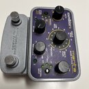 Fialový kytarový efekt s nápisy Soundblox 2 a manta BASS FILTER. Zařízení má několik černých otočných potenciometrů s popisky jako DEPTH, OPTION a MO…