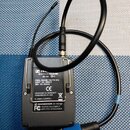 Černý bezdrátový přijímač s anténou a připojeným kabelem zakončeným modrým konektorem. Na zadní straně je nápis BODYPACK RECEIVER EK 100 G2, FREQ. RA…