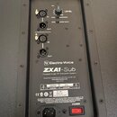 Zadávací panel aktivního subwooferu značky Electro-Voice, model ZXA1-Sub. Panel obsahuje dva vstupy IN a dva výstupy OUT s konektory XLR, ovladač LEV…