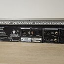 Zadní strana černého rackového zařízení s nápisem ULTRAGRAPH DIGITAL DEQ1024. Na zadním panelu jsou vidět vstupy a výstupy v analogovém a digitálním…