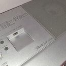 Detailní pohled na ovládací panel stříbrného digitálního piana s nápisem Portable Grand DGX-640. Na panelu je vidět USB port s nápisem USB TO DEVICE,…