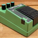 Zelený kytarový efekt s černým stoupakovým spínáčem a třemi ovládacími knoflíky. Na horní straně je bílý nápis TUBE SCREAMER CLASSIC a označení TS10.…