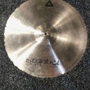 Kruhové činely z kovu s broušeným povrchem a nepravidelným okrajem. Na spodní části je černý nápis istanbul Agop Made in Turkey. V horní části je vid…