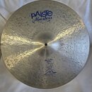 Kovový činel s kmitavým, kladivkovaným povrchem. Na povrchu je modrý nápis PAiste Masters a dále text MELLOW RIDE 20" doprovázený nápisem BlueBird a…