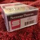 Průhledný plastový obal s produktovou štítkou. Na štítce je uveden název Seymour Duncan, model SH-1n '59 Model Blk a kód 11101-01-B spolu s červeným…