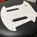 Bílá plastová pickguard pro elektrickou kytaru s dvěma oválnými výřezy pro snímače. Kousek obsahuje několik předvrtaných otvorů pro šrouby. Povrch je…