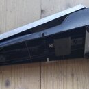 Černý sustain pedál s kovovou stříbrnou horní plochou. Na spodní straně je vidět nápis FD-10 MAC a štítek s textem FD-10M MAC 43590 15 02324. Nástroj…