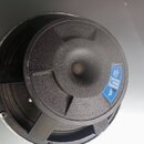 Fotografie zachycuje zadní stranu černého reproduktoru s kovovým magnetem a chladicími žebry. Na magnetu je modrá nálepka s bílým logem a texty: „MOD…