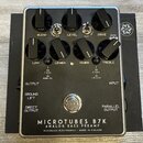 Černý kytarový pedál s kovovým rámem a nápisem MICROTUBES B7K ANALOG BASS PREAMP DARKGLASS ELECTRONICS - MADE IN FINLAND. Zařízení má osm ovládacích…