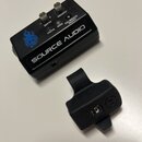 Černý kytarový efekt s nápisem SOURCE AUDIO a modrým logem plamene. Na horní straně jsou dva kovové otočné knoflíky s popisky DEPTH a SMOOTH, tři kon…
