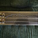 Zlatý přední panel rackového zařízení s nápisem dbx PROFESSIONAL PRODUCTS a označením modelu 2231 Equalizer/Limiter with TYPE III NR. Panel obsahuje…